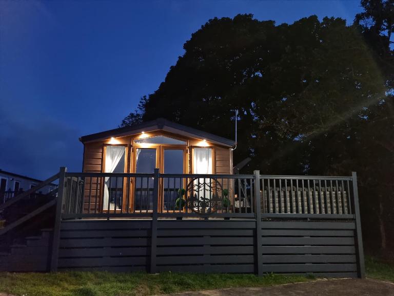 Foxwood Lodge Private Hot Tub Getaway - B&B Swarland