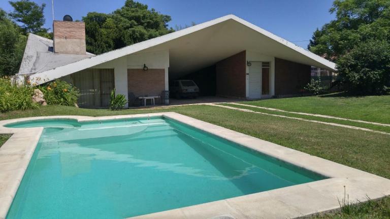Casa con pileta exclusiva y parque en Villa Carlos Paz - B&B Villa Carlos Paz