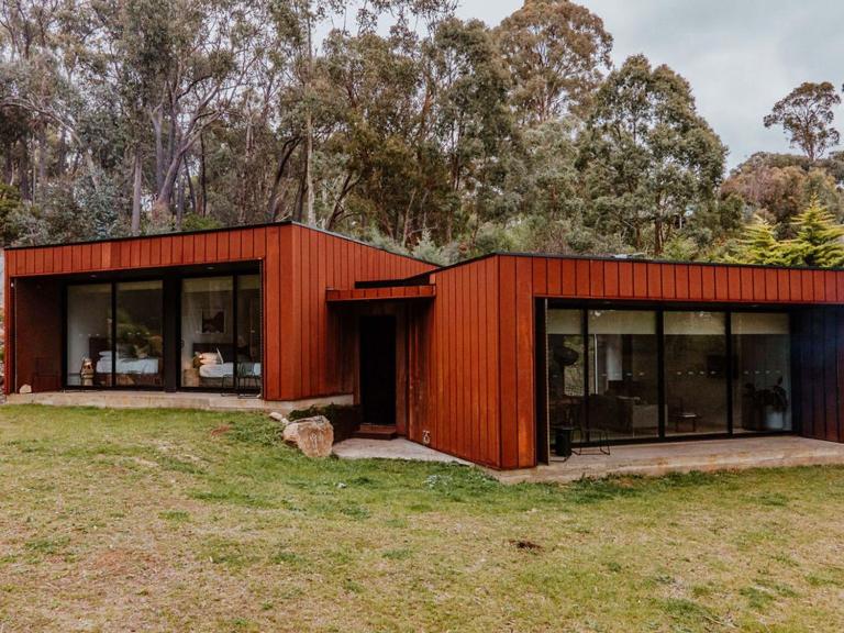 Lithic House -wood fire and bush views - B&B Hepburn Springs