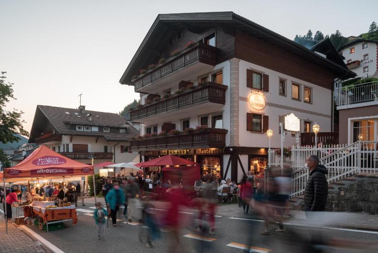 La Tambra - Residence - Central with Restaurant - Chambres d'hôtes Santa Cristina Valgardena