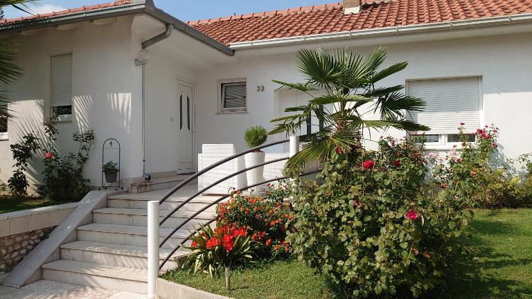 Apartments Tulipan - with free private parking garage - B&B Mostar