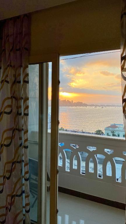 Royal Luxury Apartment with Gorgeous Sea View - B&B Alessandria d'Egitto