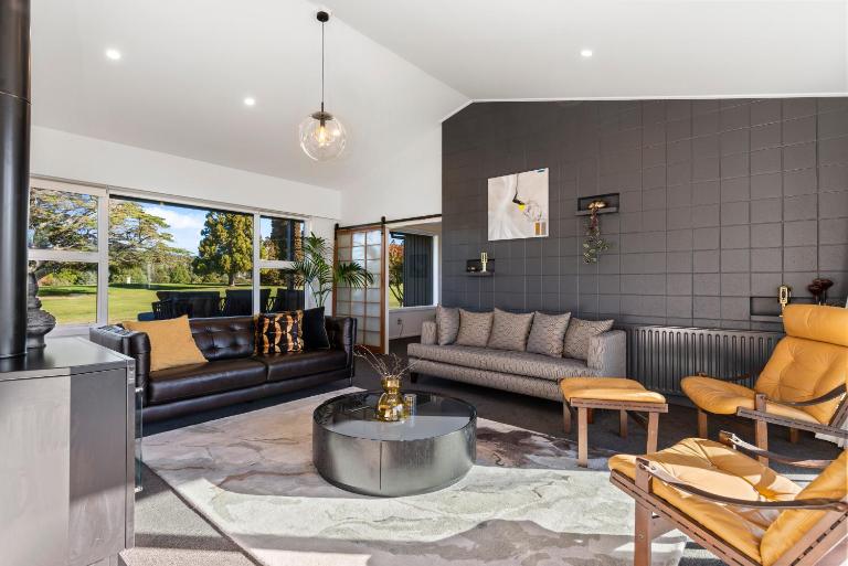 Above Par Golf Course Villa with Hot Tub 4bd3bth - Bed and Breakfast Rotorua