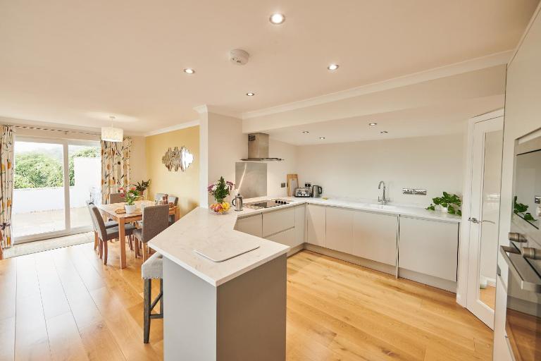 Lloret, Contemporary Retreat with Hot Tub & Waterside Views - B&B Laugharne