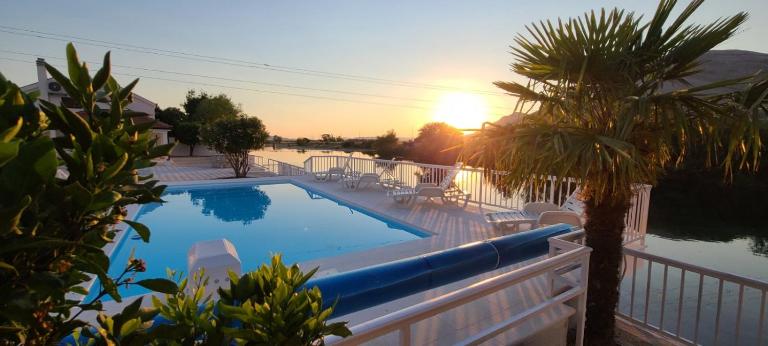 WATERFRONT VILLA SUNSET DREAM WITH POOL - Ferienwohnung Trebinje