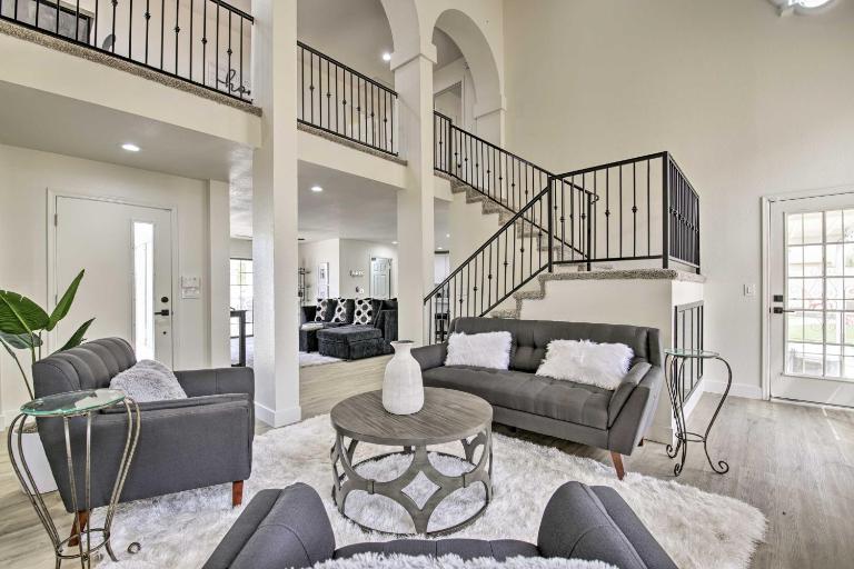 Hot Tub! Family-Friendly Home, 8 Mi to Westgate - B&B Glendale
