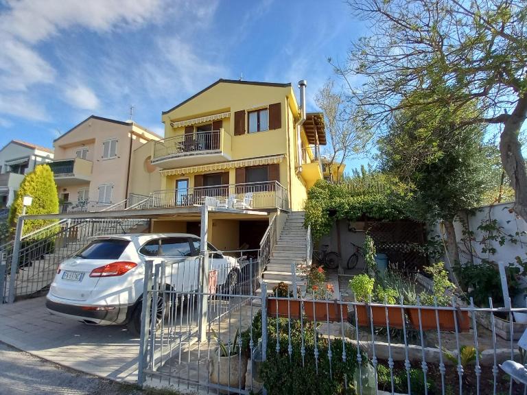 Villetta con giardino e parcheggio coperto - Chambres d'hôtes Loreto