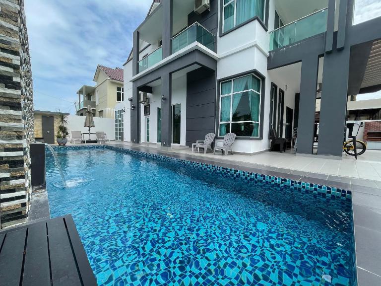 Spacious Home with Private Swimming Pool in Langkawi by Zervin - B&B Kuah