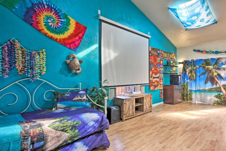 Hot Tub & Theater Room: Tropical Home 5 Mi to UO! - B&B Springfield