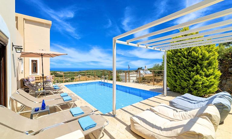 Cretan Sunny Villa With Heated Pool - Bed and Breakfast Kournás