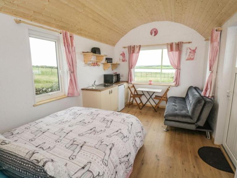 The Lazy Llama Shepherd Hut Campview Farm Stay - B&B Ballyshannon