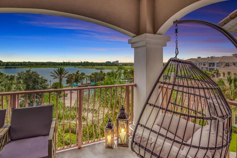 Top floor condo with view of lake, pool and fireworks! Next to Convention Center! - B&B Orlando