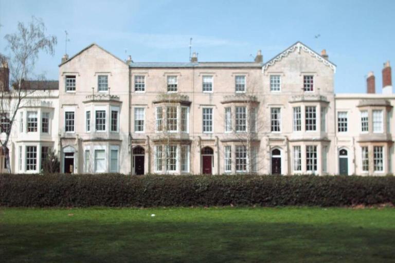 Central Cheltenham, Regency 1st Floor Apartment with PARKING, Cavalier Suite - Sleeps 6 - B&B Cheltenham