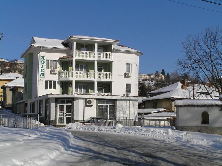 Karadzhovy Guest House - Bed and Breakfast Kalofer
