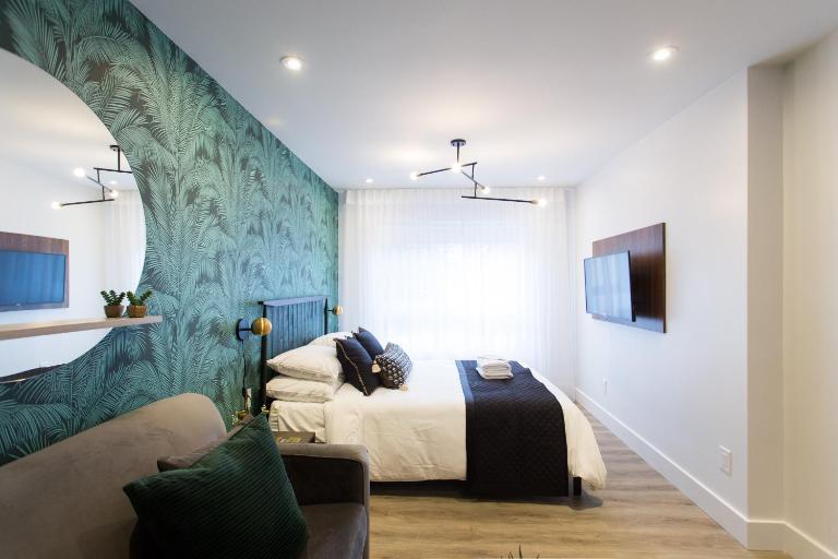 Blue Tropics Studio in Little Italy with kitchen by Den Stays - Bed and Breakfast Montréal