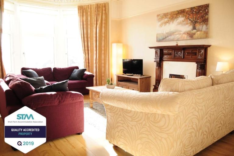 A Spacious Flat with Character - Private Car Space - B&B Paisley