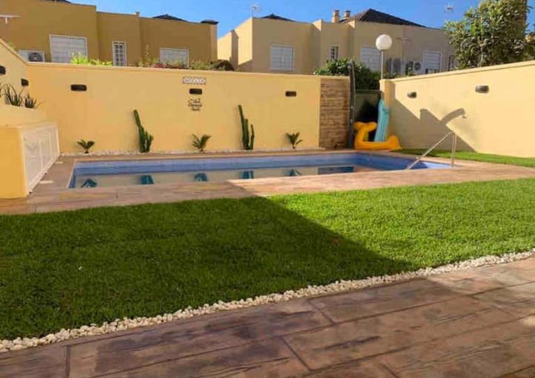VIVE JEREZ Casa de lujo con piscina y barbacoa en la mejor zona de Jerez de la Frontera - B&B Jerez de la Frontera