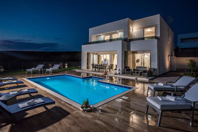 Villas Royal II with Private Pool - Chambres d'hôtes Novalja