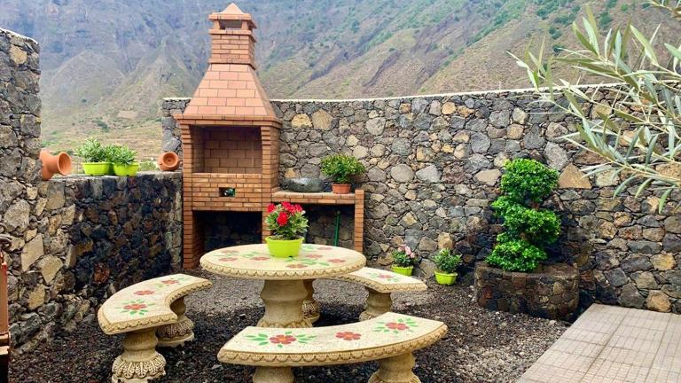 Lopez Aguilar - Mountain Retreat, Terrace & BBQ - Bed and Breakfast Frontera