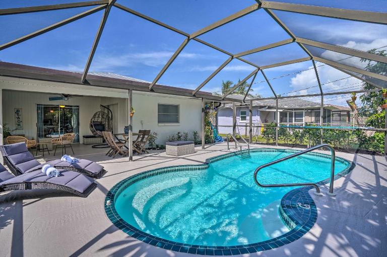 Naples Oasis w/ Screened Pool, Bike to Beach! - B&B Naples