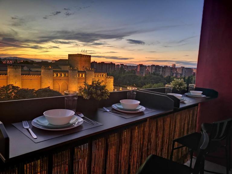 La balconada de la Aljafería con parking privado - B&B Zaragoza