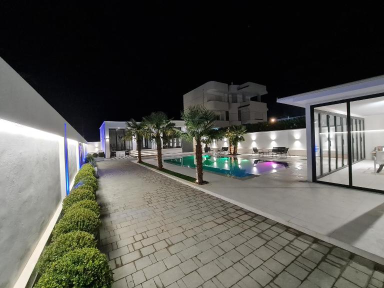 LT Luxury Villa - Bed and Breakfast Rrushkull