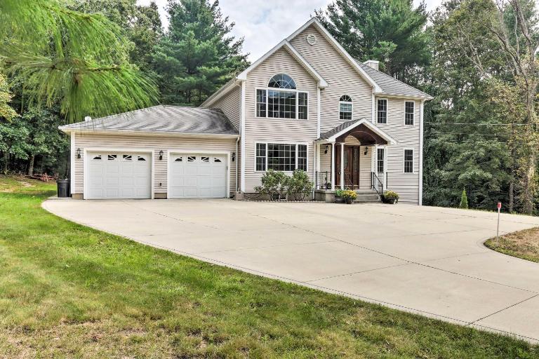 Granby Home w/ Deck < 1/2 Mi to Aldrich Lake! - B&B Granby