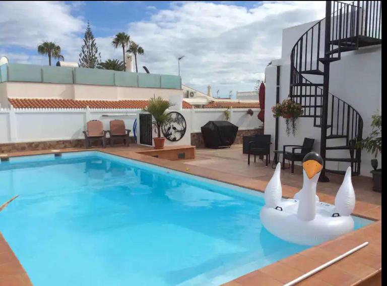 Villa Bahamas private heated pool close to town. - Chambres d'hôtes San Bartolomé de Tirajana