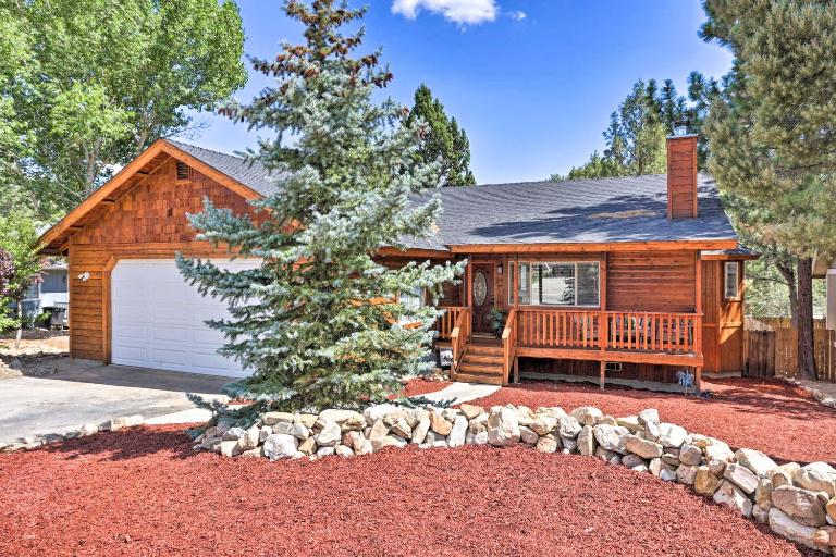 Pet-Friendly Big Bear Cabin ~ 6 Mi to Ski Resorts! - Chambres d'hôtes Sugarloaf