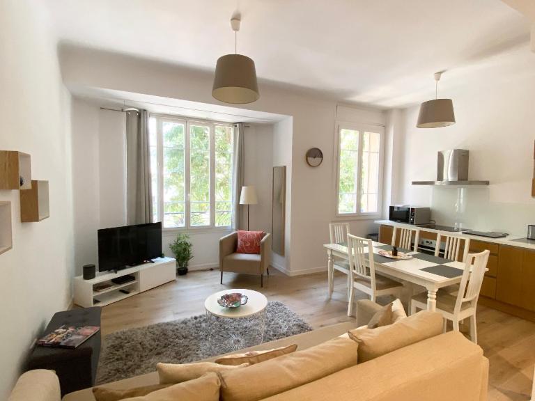 Stylish two-bedroom apartment -StayInAntibes - 5 Soleau - B&B Antibes