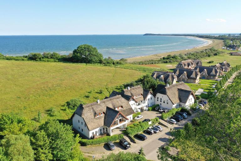 strandnah, Wintergarten, gratis Nutzung vom AHOI Erlebnisbad und Sauna in Sellin - Strandhaus Mönchgut FeWo08 - B&B Lobbe