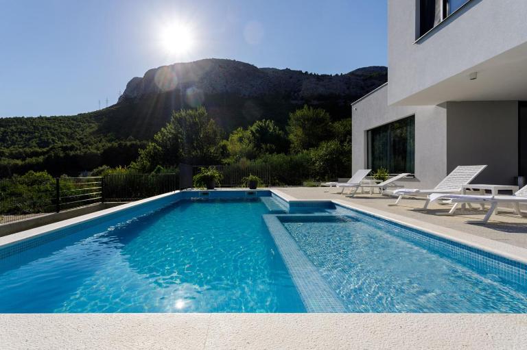 Modern Villa Elia with 40sqm heated pool, 3 bedrooms, and Split city views - Bed and Breakfast Solin