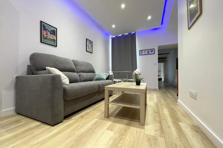 #CF In White&Gray Center - B&B Grenoble