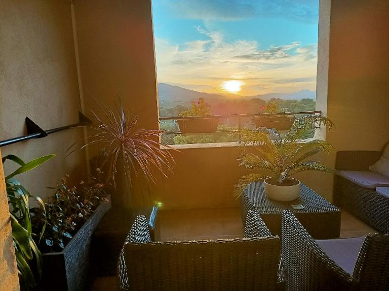 Charmant T2 climatisé avec belle vue , Golf de Pont-Royal - Ferienwohnung Mallemort