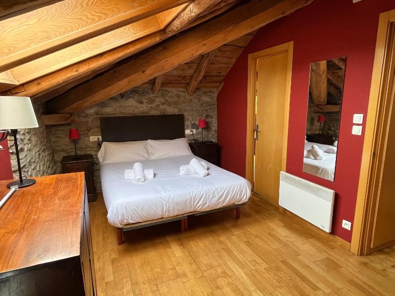 Casa de poble acollidora,amb llar de foc, - B&B la Guingueta d'Ix