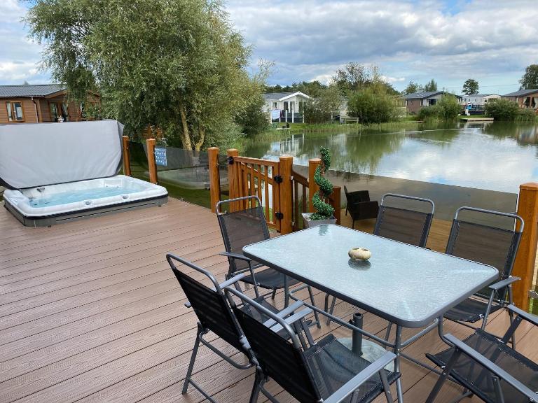 Indulgence Lakeside Lodge i2 with hot tub, private fishing peg situated at Tattershall Lakes Country Park - Chambres d'hôtes Tattershall