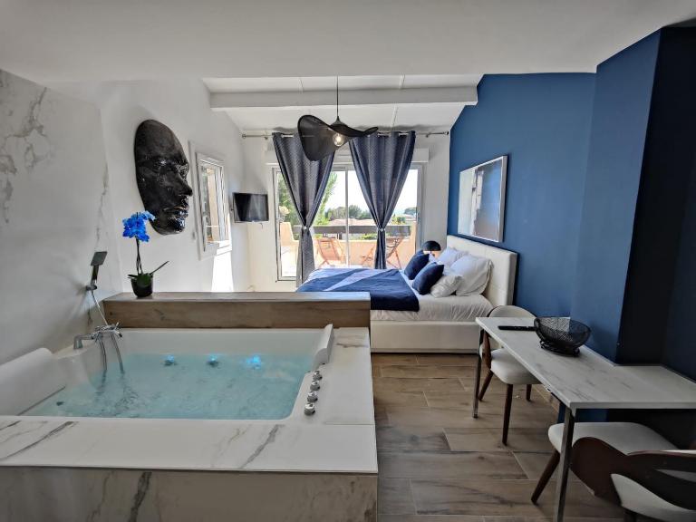 Suites JM - Les Pins Marines - Jacuzzi & Vue Mer - Bed and Breakfast Bandol