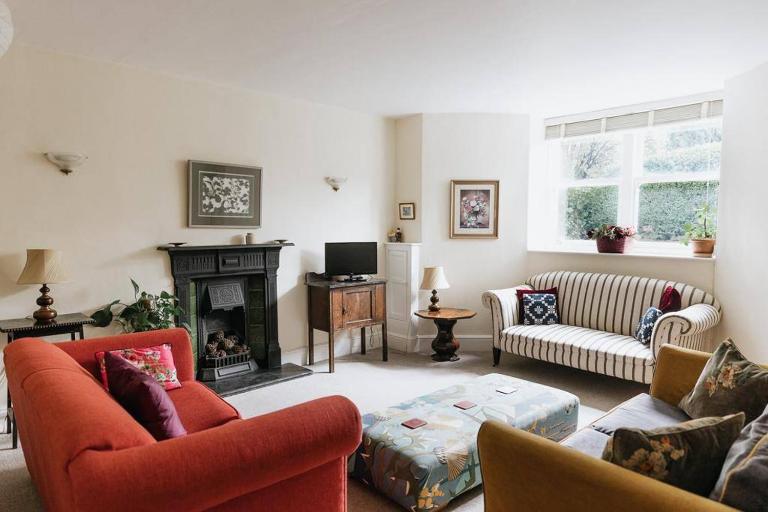 SUNNYSIDE APARTMENT - Spacious 2 Bedroom Ground Floor with Free Parking In Kendal, Cumbria - B&B Kendal