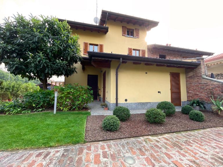 Entire accommodation with private garden near Milan and Lake Como - Free parking - Family friendly - B&B Seregno