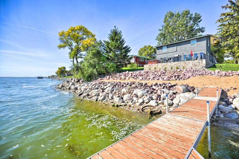 Lakefront Cabin w/ Patio & Views in Lake Norden - B&B Lake Norden