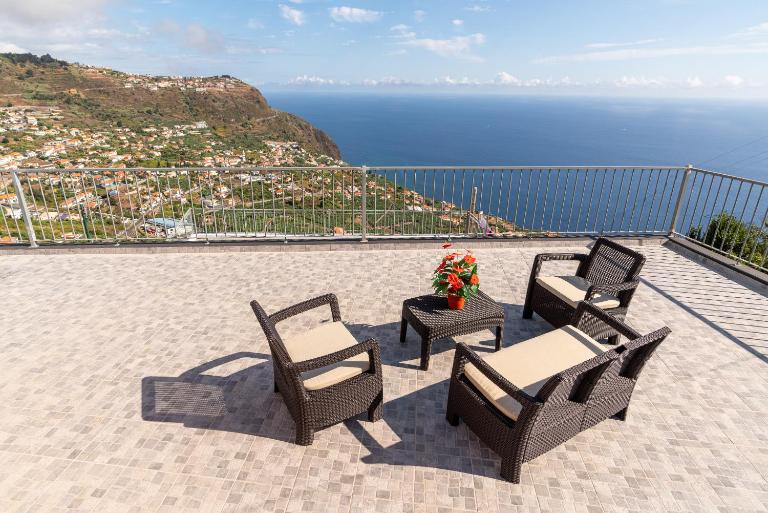 Casa Raimunda, Big apartment with amazing views - Chambres d'hôtes Arco da Calheta