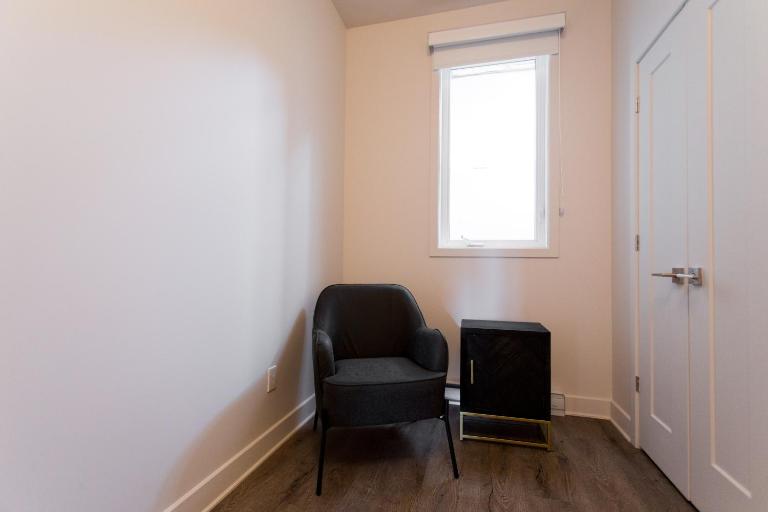Light Filled 2 Bdr Unit in Mile End by Den Stays - Chambres d'hôtes Montréal