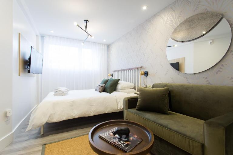 Serene and Styled Little Italy Studio full bath by Den Stays - Bed and Breakfast Montréal