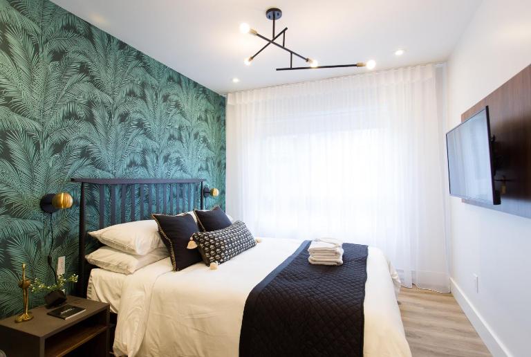 Studio Palms Steps from JeanTalon Market Full Bath by Den Stays - Bed and Breakfast Montréal
