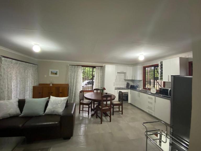 Man and Dog Log Cabin - B&B Midrand