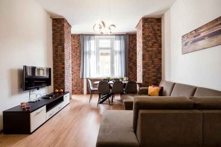 Jacuzzi and privacy with 2 balconies and FREE garage - B&B Budapest