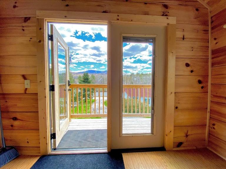 B11 NEW Awesome Tiny Home with AC Mountain Views Minutes to Skiing Hiking Attractions - B&B Carroll