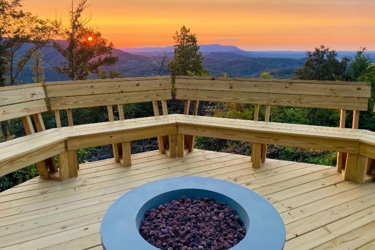 Deck & Hot Tub: Mtn-View Gatlinburg Cabin - Bed and Breakfast Gatlinburg
