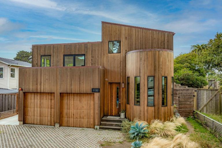 Modern indoor-outdoor living wHot Tub Walk to Beaches & Mountain Trails - B&B Montara