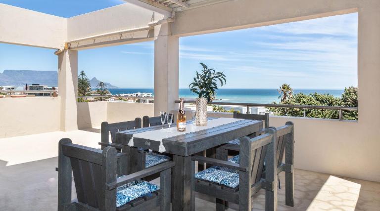 5 bedroom Traditional Fisherman's old Gem w panoramic views, Bloubergstrand, Cape Town - Chambres d'hôtes Bloubergstrand